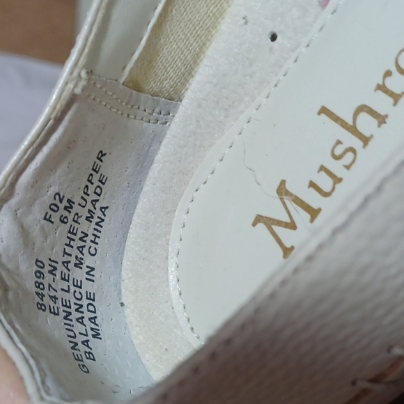 Mushrooms Loafers size 6m in a beautiful cream colored leather uppers - Picture 5 of 7